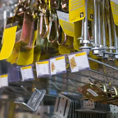 Łączniki ciesielskie i kotwy do drewna na ekspozycji w magazynie