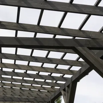 Ruszt krokwi zadaszenia widziany od spodu pod ostrym kątem, prześwity między belkami