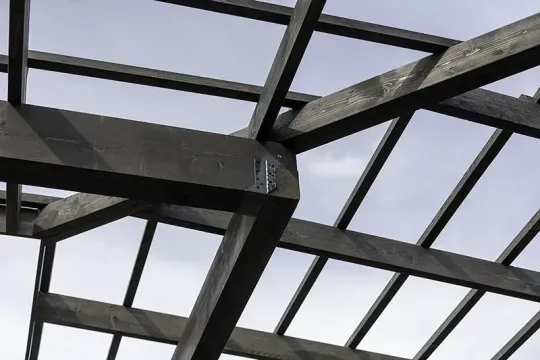 Belka oczepowa z nałożonymi krokwiami widziana od spodu, w węźle stalowa płytka łącząca