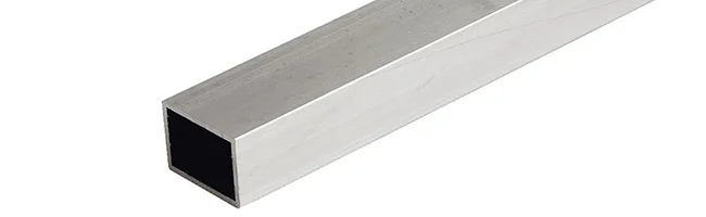 Srebrny prostokątny zamknięty profil aluminiowy sfotografowany po skosie