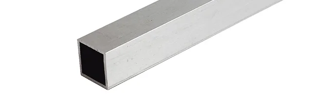 Srebrny kwadratowy zamknięty profil aluminiowy sfotografowany po skosie