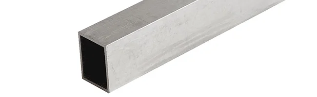 Srebrny prostokątny profil aluminiowy o wyższej ściance sfotografowany po skosie