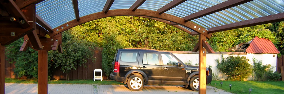 Carport - montaż zadaszenia na łukach drewnianych