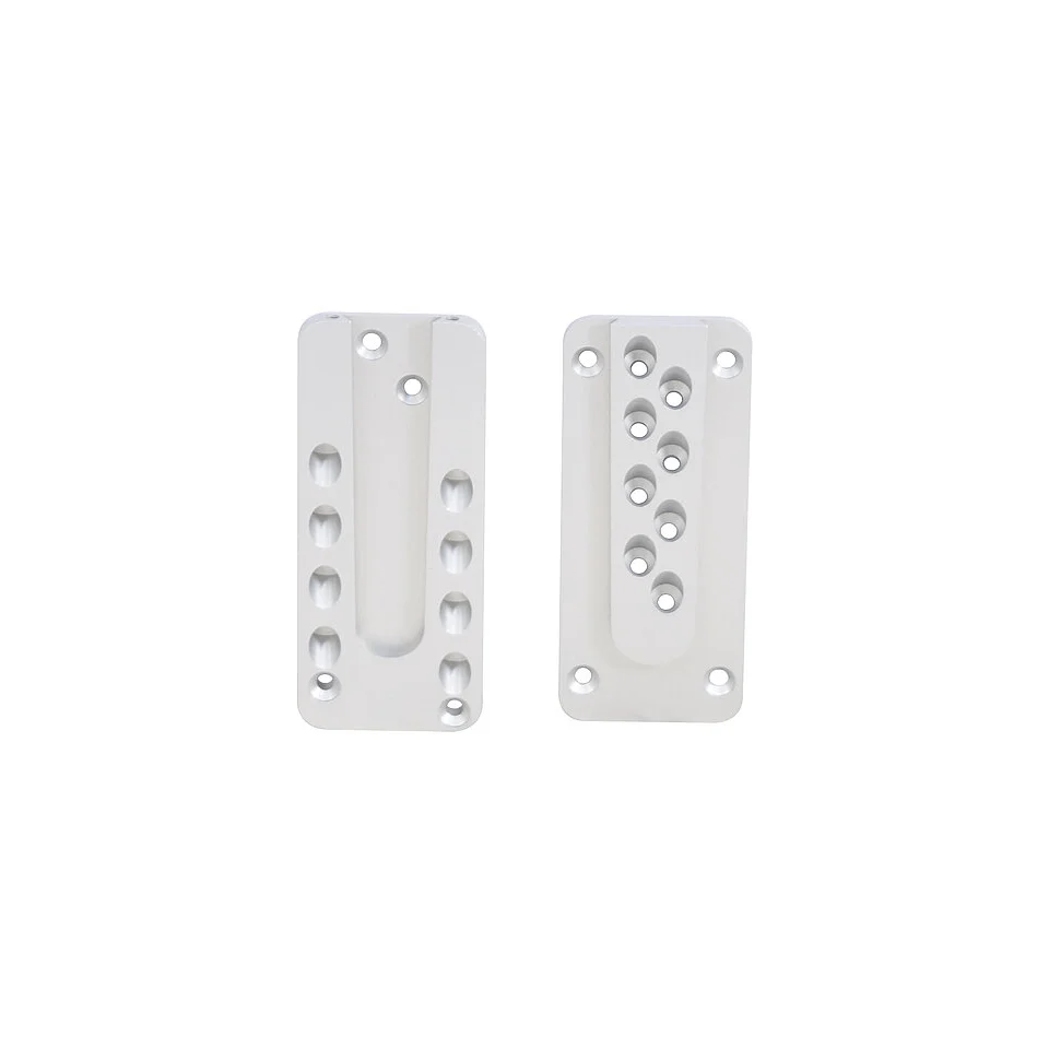 Dwie aluminiowe płytki łącznika ukrytego HVP 60×140×12 mm — jedna z pionowym rowkiem, druga z pasującym wypustem, obie z otworami na wkręty
