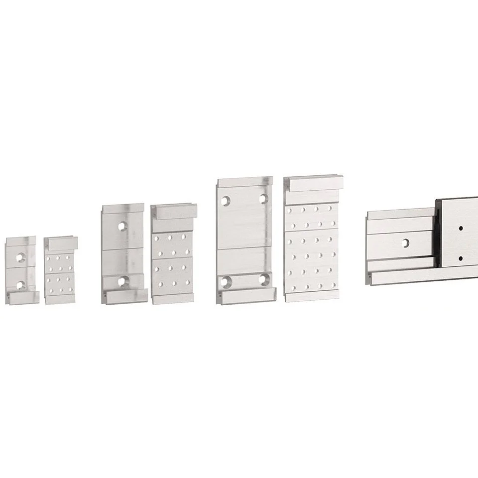 Trzy pary aluminiowych łączników LOCK C w rosnących rozmiarach — element z dwoma dużymi otworami i element z siatką otworów na wkręty