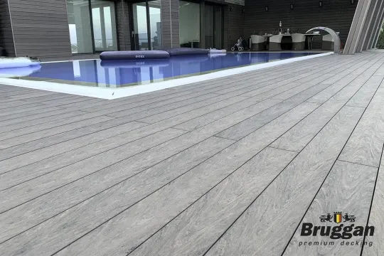 Deska kompozytowa BRUGGAN MULTI COLOR przy basenie