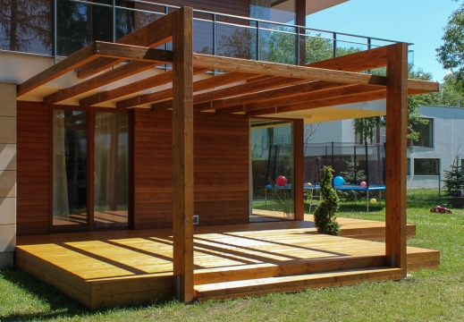 Taras z modrzewia i pergola z drewna klejonego BSH